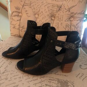 Women's Black Heeled Sandals
